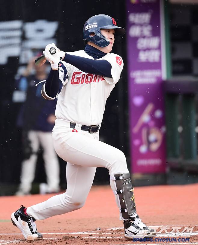 8일 부산 사직야구장에서 KBO리그 시범경기 롯데와 KIA의 경기가 열렸다. 타격하는 롯데 나승엽. 부산=송정헌 기자songs@sportschosun.com/2025.03.08/