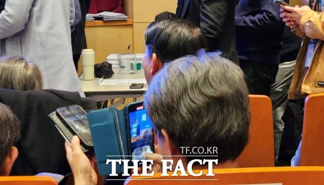 정상진 혁신당 홍보위원장이 황운하 원내대표의 발언 시간을 핸드폰 타이머로 재는 모습. /서다빈 기자