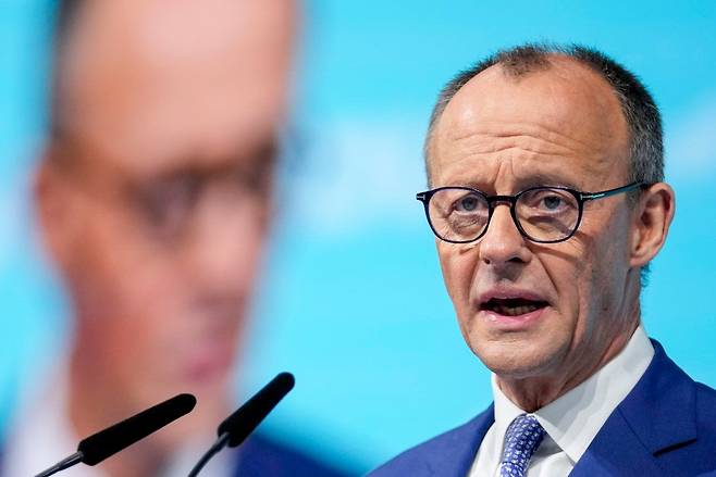 독일의 차기 총리인 프리드리히 메르츠 기독민주당 대표. 연정 파트너로 거론되는 사회민주당과의 역사적 합의를 통해 국방비의 무제한 차입을 허용하는 헌법 개정에 나섰다. AP 뉴시스