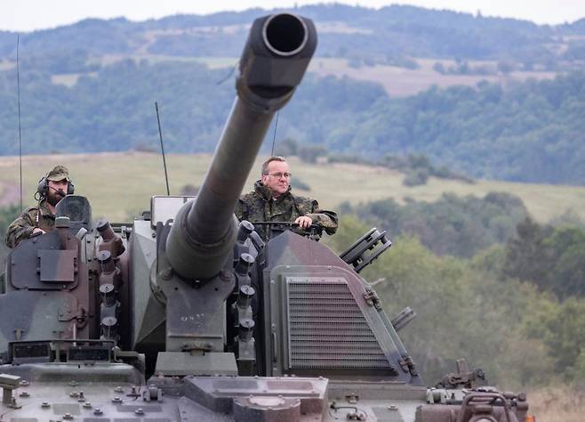 독일 보리스 피스토리우스 국방장관이 2024년 9월 16일 독일 연방군 포병 학교를 방문해 라인메탈의 PzH 2000 자주포를 타고 이동하고 있다. PzH 2000을 비롯한 라인메탈의 무기가 우크라이나에 제공되자, 지난해 러시아 정부는 라인메탈 CEO 아민 파퍼거에 대한 암살 계획을 세우기도 했다. 다만 계획이 미국 정보기관에 발각돼 암살엔 실패했다. 그만큼 독일제 무기가 우크라이나 전쟁에서 중요한 역할을 하고 있단 뜻. AP 뉴시스