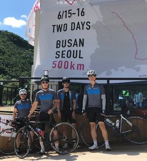 이윤재 씨(오른쪽에서 두 번째)가 부산에서 서울까지 500km 라이딩하면서 찍은 사진. 이윤재 씨 제공.