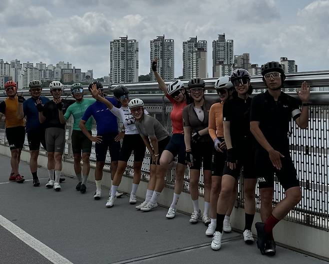 이윤재 씨(오른쪽)가 사이클동호회 ‘뚜낭’ 회원들과 라이딩하다 포즈를 취했다. 이윤재 씨 제공.