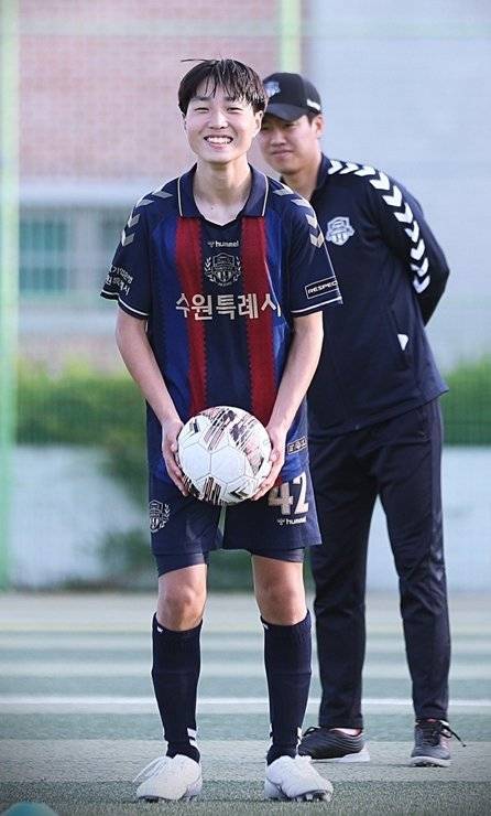 [서울=뉴시스] 축구 꿈나무 강민재 선수(마장중학교 3학년)의 올해 리그 첫 경기가 오는 14일 수원종합운동장에서 열린다. 민재가 혈액암을 이겨내고 처음 주전선수로 참여하는 경기다. (사진=서울성모병원 제공) 2025.03.07. photo@newsis.com *재판매 및 DB 금지 /사진=뉴시스