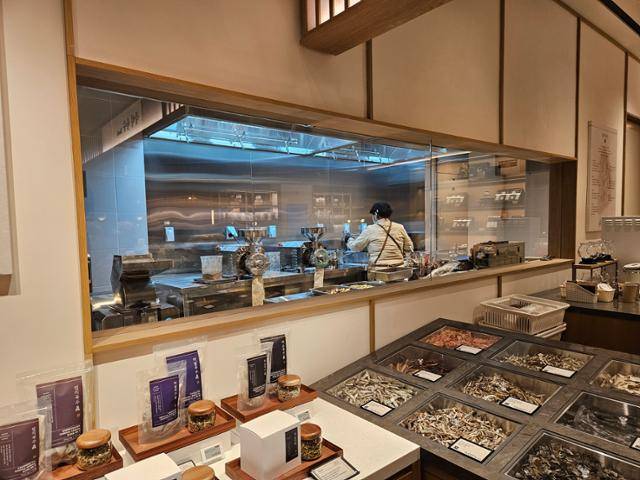 신세계마켓 내 즉석 육수 제조 공간 모습. 박준석 기자