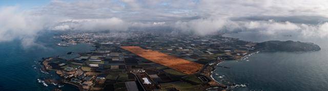 알뜨르 비행장 활주로(가운데)는 해방 이후 국방부가 소유하면서 거의 사용되지 않았다. 일본 본토에는 육·해군이 건설한 비행장 수십 개가 있었는데, 현재는 대부분 민간공항이 되거나 자위대에 편입됐다. 일본이 당시 공법(잔디를 압착해 이어붙이는 방식)으로 만들었던 활주로는 모두 아스팔트로 바뀌었고, 옛모습을 그대로 유지하고 있는 개체는 알뜨르 비행장 활주로가 유일한 것으로 알려져 있다. 서귀포=하상윤 기자