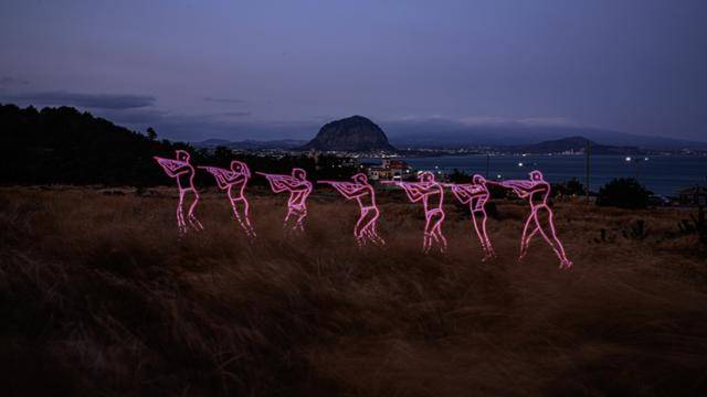 용역안에서 전지훈련복합시설 예정지로 지목된 송악산 인근 셋알오름일제동굴진지 앞 터 모습. 전지훈련 중인 선수들의 모습을 이미지 생성 AI 미드저니(Midjourney)로 만들고, 실제 현장에서 '라이트 페인팅' 기법으로 재현했다. 서귀포=하상윤 기자