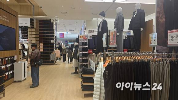 서울 송파구 한 SPA브랜드 매장에서 소비자들이 의류 상품을 둘러보고 있다. [사진=아이뉴스24 DB]