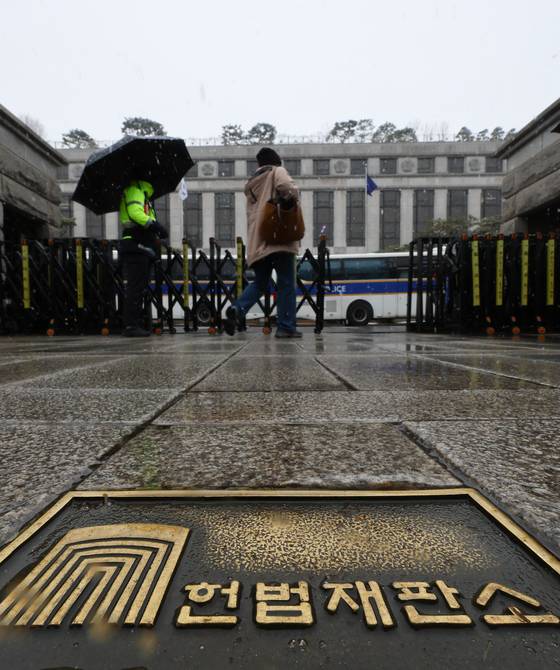 윤석열 대통령 탄핵심판 선고를 앞둔 헌법재판소 입구. 경찰이 출입을 통제하고 있다. [뉴시스]