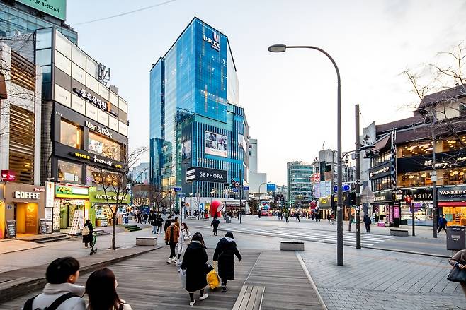 서울 신촌 문화의거리에서 바라본 연세로 일대(2020년 3월 촬영). 대중교통전용지구 운영 당시엔 버스와 조업차량 정도만 연세로에 진입할 수 있어 차량 통행량이 많지 않아 자유롭고 안전한 보행 환경이 보장됐다. 대중교통전용지구는 2025년 1월1일부터 해제됐다. 출처: 서울연구데이터서비스