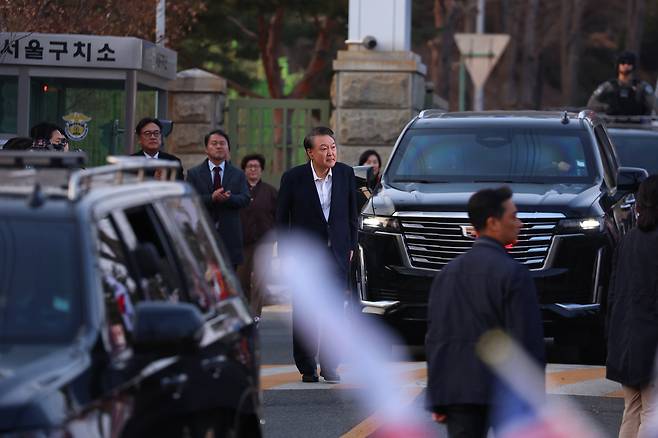 석방된 윤석열 대통령이 8일 경기도 의왕시 서울구치소 앞에서 경호차량에서 내려 지지자들에게 인사하고 있다. 연합뉴스