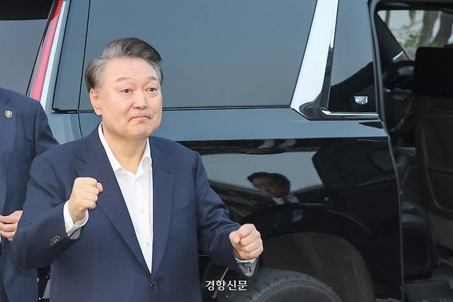 법원의 ‘구속 취소’ 결정에 석방된 윤석열 대통령이 8일 오후 서울 용산구 한남동의 대통령 관저 인근에 도착해 경호 차량에서 내려 지지자들과 인사하고 있다. 2025.3.8 이준헌 기자