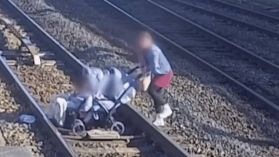 벨기에에서 한 여성이 유아차를 끌고 철도 선로 위를 건너는 영상이 공개됐다. [사진 = 유튜브 NieuwsbladeOnline 캡처]