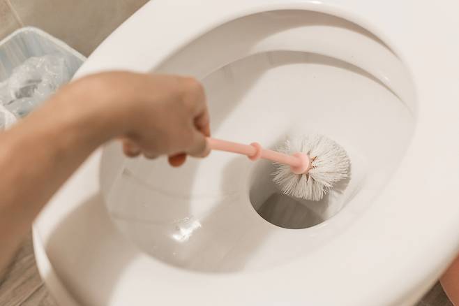 화장실 변기를 청소하는 모습. 사진은 기사 내용과 무관 [123RF]