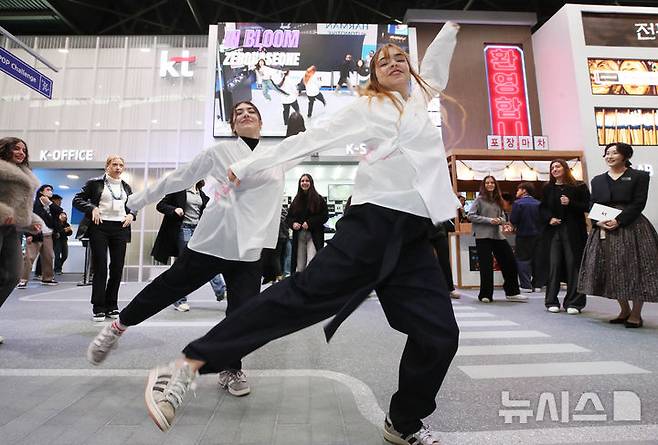 [바르셀로나=뉴시스] 사진공동취재단 = 세계 최대 이동통신 전시회 '모바일 월드 콩그레스(MWC) 2025' 개막을 하루 앞둔 2일(현지 시간) 스페인 바르셀로나 피라 그란비아 전시장 KT 부스에서 댄서들이 K-팝 춤을 추고 있다. KT가 이번 전시회에서 선보이는 ‘K-팝’ 스테이지는 지니 뮤직의 케이팝 음원을 배경으로 AI가 생성한 댄서와 관람객이 함께 무대를 만드는 경험을 선사한다. 2025.03.03. photo@newsis.com