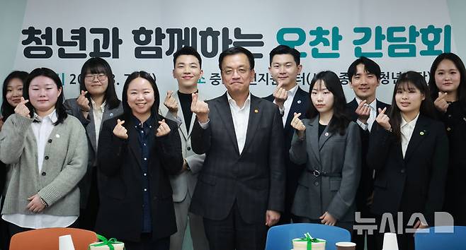 [서울=뉴시스] 조수정 기자 = 최상목 대통령 권한대행 부총리 겸 기획재정부 장관이 7일 서울 종로구 재단법인 청년재단 중앙청년지원센터에서 열린 '청년 오찬간담회'에서 참석자와 기념촬영을 하고 있다. (대통령실통신사진기자단) 2025.03.07. chocrystal@newsis.com