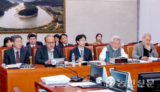 7일 국회 농림축산식품해양수산위원회가 개최한 농어민 기본소득 관련 법률안 공청회에서 참석자들이 토론하고 있다. 이종수 기자