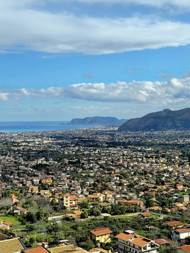 몬레알레에서 본 체팔루 풍경.