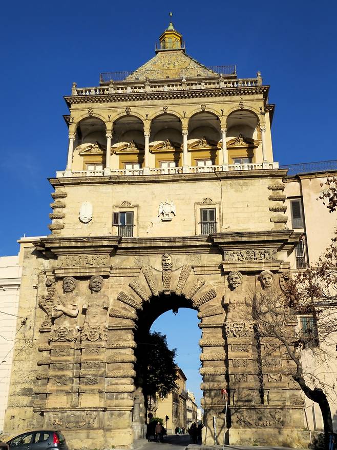 무어인 얼굴이 조각된 포르타 누오바.