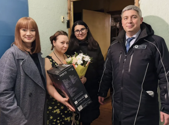 국제 여성의 날 캠페인의 목적으로 전쟁에서 아들을 잃은 한 어머니(사진 왼쪽에서 두 번째)가 당국으로부터 받은 고기 분쇄기와 꽃을 선물 받고 촬영한 기념사진. SNS 캡처