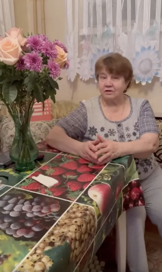 무르만스크 지역 당국은 SNS에 “마침 (고기 분쇄기를) 사고 싶었는데, 딱 맞춰서 선물로 주었다”고 말하는 전사자 어머니의 모습을 담은 영상을 공개하며 사태 수습에 나섰다.