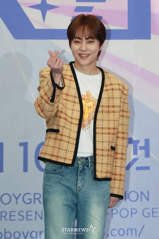 가수 시우민이 8일 오전 서울 여의도 KBS에서 진행된 2TV 예능 '메이크메이트원'(MA1) 제작발표회에 참석해 포즈를 취하고 있다.   '꿈꾸던 무대를 만들기 위해(MAKE) 친구(MATE)와 하나(ONE) 되는 시간'이라는 의미를 담은 글로벌 아이돌 데뷔 프로젝트 프로그램 '메이크메이트원'은 오는 15일 첫 방송된다. /2024.05.08 /사진=이동훈