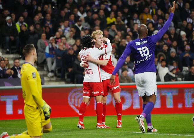 미나키노 타쿠미(가운데 왼쪽)가  8일(한국시간) 프랑스 툴루즈의 스타드 무니시팔에서 열린 모나코 대 툴루즈와의 '2024~25시즌 프랑스 리그앙' 25라운드에서 골을 넣고 동료와 포옹하고 있다. /사진=모나코 공식 SNS 갈무리