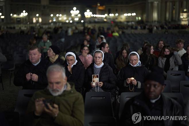 6일(현지시간) 바티칸 성 베드로 광장에서 열린 교황 건강 회복 기원 묵주기도회  [AP 연합뉴스 자료사진. 재판매 및 DB 금지]