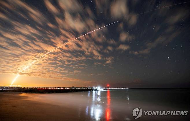 지난달 스타링크 위성 쏘아 올린 스페이스X 팰컨9 로켓의 궤적 [로이터 연합뉴스 자료사진. 재판매 및 DB 금지]