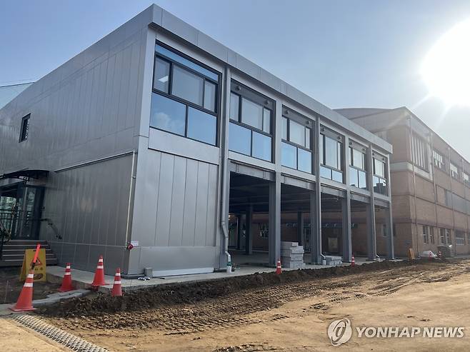 "교장실, 교무실도 교실로 전환" (서울=연합뉴스) 이승연 기자 = 지난 6일 서울 강남구 대현초에 임시 사무실이 만들어지고 있다. 대현초는 교실 부족으로 인해 본건물에 있던 교장실, 교무실, 행정실을 이곳으로 옮길 예정이다. 2025.3.8