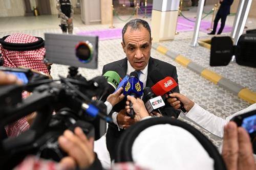 OIC 긴급 외무장관회의에서 기자들과 문답하는 바드르 압델라티 이집트 외무장관 [AFP=연합뉴스]