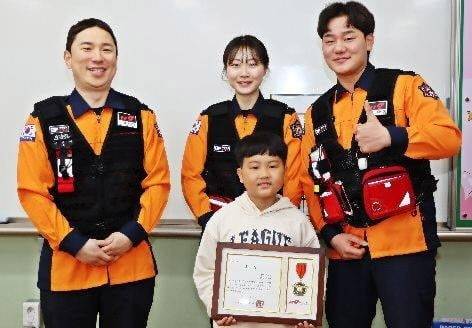 학교에서 배운 심폐소생술을 사용해 쓰러진 어머니를 살린 정태운 군. (사진=부천소방서)