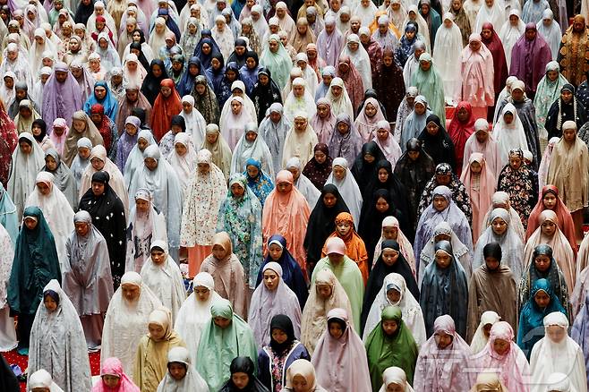 인도네시아 무슬림 여성들이 라마단 금식월 첫날 저녁 자카르타 이스티크랄 대모스크에서 '타라위흐'라 불리는 저녁 대규모 기도에 참여하고 있다 ⓒ 로이터=뉴스1