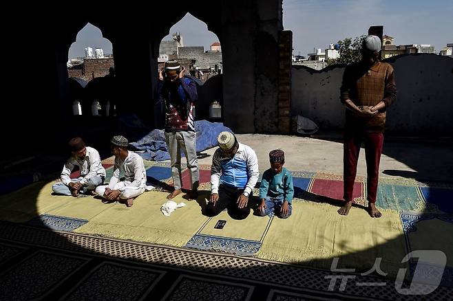 무슬림 신자들 잘란다르의 모스크에서 라마단 금식월에 기도를 하고 있다. ⓒ AFP=뉴스1