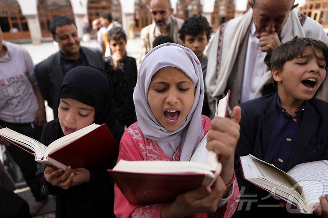 예멘 사나의 그랜드 모스크에서 이슬람 성월인 라마단을 맞아 소녀와 소년이 코란을 암송하고 있다. ⓒ 로이터=뉴스1