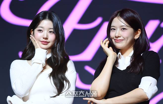 아이브 장원영(왼쪽)과 안유진이 미니3집 ‘아이브 엠파시(IVE EMPATHY)’ 발매 기념 기자간담회에서 포즈를 취하고 있다. 사진 | 최승섭기자 thunder@sportsseoul.com