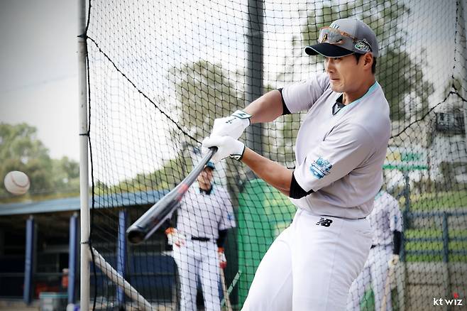 KT 장진혁이 호주 질롱에서 열린 스프링캠프에서 타격 훈련을 하고 있다. 사진 | KT 위즈