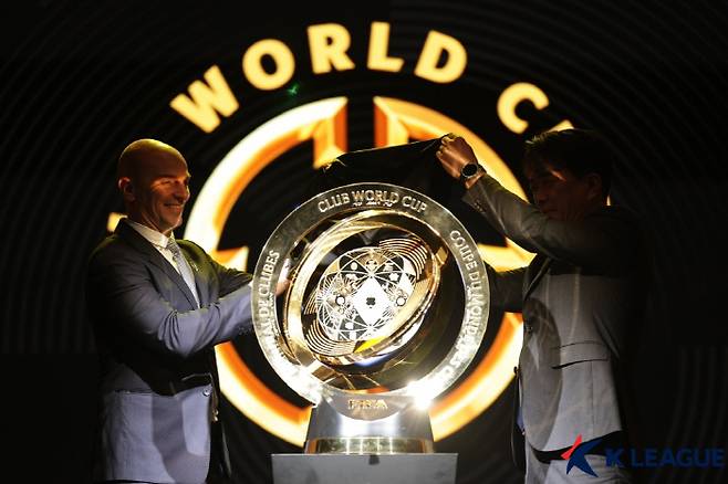 FIFA 클럽 월드컵 트로피 국내 첫 공개

    (서울=연합뉴스) 6일 경기도 성남 네이버 1784 사옥에서 열린 국제축구연맹(FIFA) 2025 클럽 월드컵 트로피 제막식에서 트로피가 공개되고 있다. FIFA는 대회 홍보 취지로 트로피 투어를 진행하고 있다. 지난달 미국 뉴욕에서 출발해 140일 동안 전 세계 29개 도시를 방문하는 일정으로, 우리나라에서는 이날 최초로 베일을 벗었다. 2025.3.6 [한국프로축구연맹 제공. 재판매 및 DB 금지]

    photo@yna.co.kr

(끝)





<저작권자(c) 연합뉴스, 무단 전재-재배포, AI 학습 및 활용 금지>