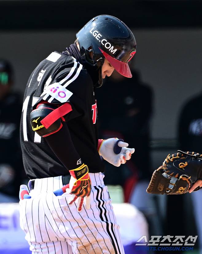 맞은 부위를 가리키는 LG 박해민