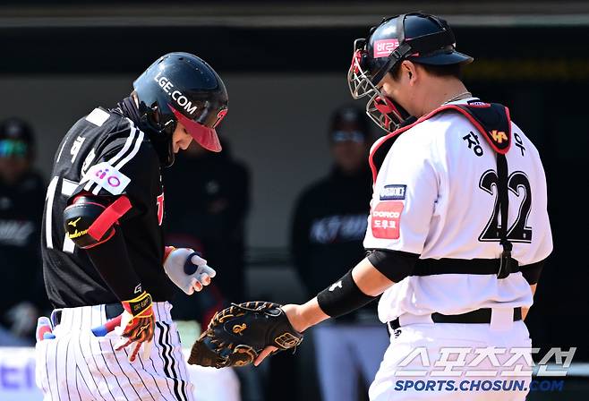 고의성은 전혀 없었던 상황 동갑내기 두 사람은 훈훈한 장면을 연출한 뒤 경기에 다시 집중했다