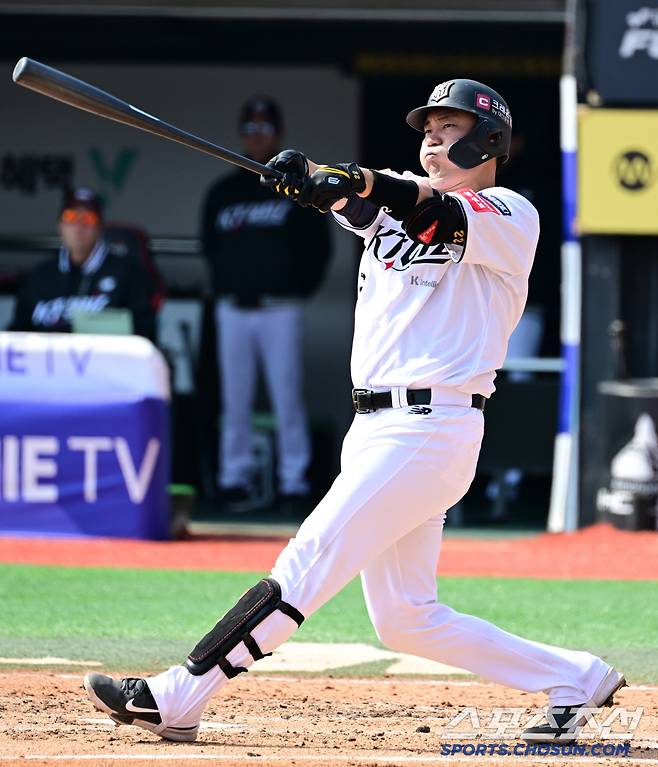 역전 투런포로 경기를 뒤집은 KT 4번 타자 장성우