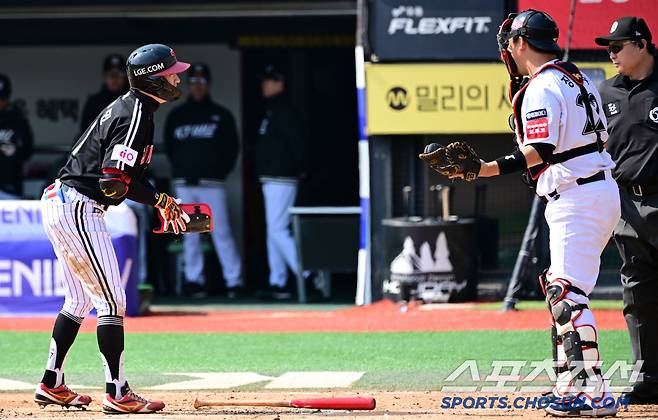 투구에 맞은 뒤 포수 장성우를 바라보는 박해민