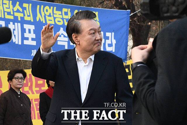 법원의 구속취소 청구 인용으로 석방된 윤석열 대통령이 8일 오후 5시 40분쯤 경기도 의왕시 서울구치소를 빠져나오며 지지자들에게 인사하고 있다./서예원 기자