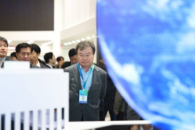 이동채 에코프로 창업주가 지난 6일 인터배터리2025에서 에코프로 부스를 방문해 전시관을 둘러보고 있다.