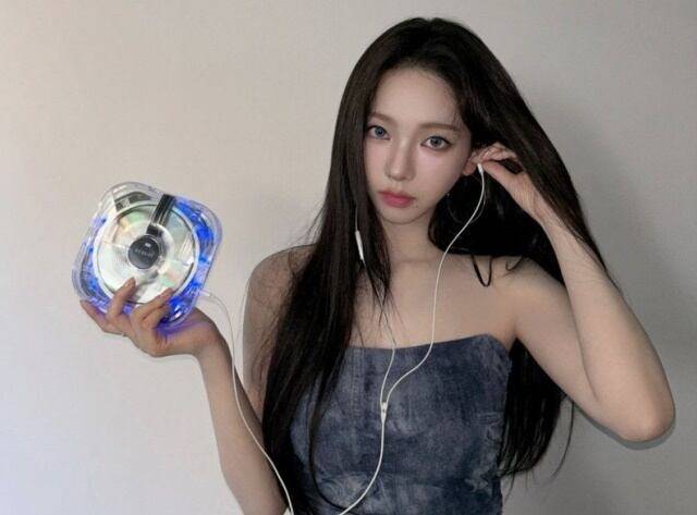 에스파 카리나가 첫 정규 앨범 '아마겟돈' 패키지 속 CD 플레이어를 들고 있는 모습. /에스파 인스타그램