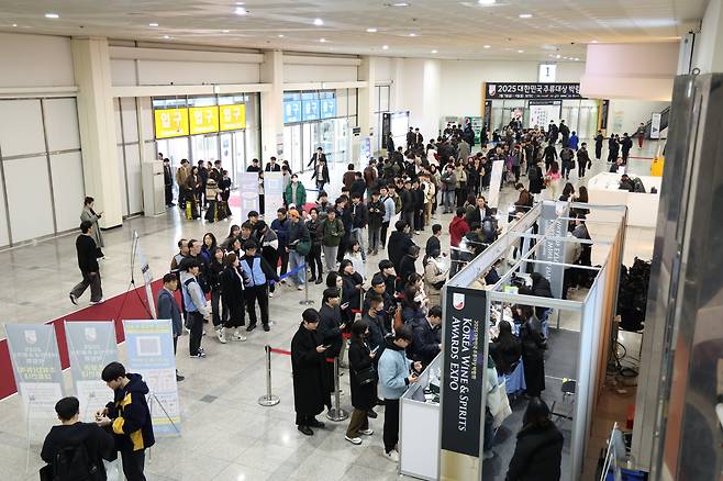 2025 대한민국주류대상 박람회 둘째 날, 입장을 앞두고 관람객들이 길게 줄을 서고 있다. /조선비즈