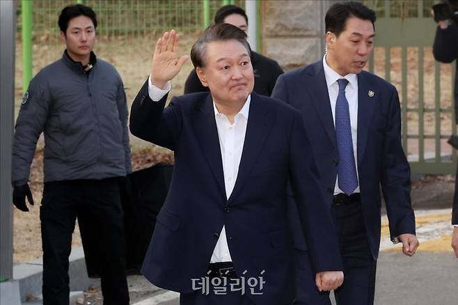 윤석열 대통령이 8일 오후 경기도 의왕시 서울구치소에서 법원의 구속취소로 결정으로 석방돼 나오며 지지자들에게 인사를 하고 있다. ⓒ데일리안 홍금표 기자