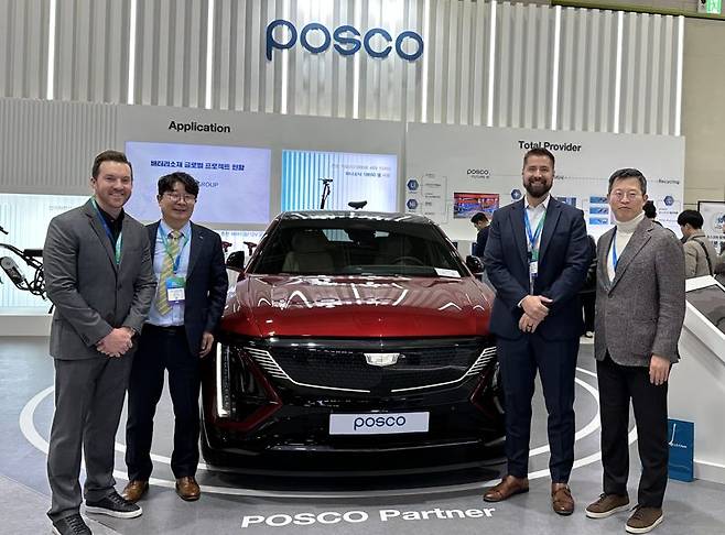 엄기천 포스코퓨처엠 사장, 토미 호세아 GM 해외사업부문 구매 및 공급망 담당 부사장(왼쪽 두번째부터) 등 관계자들이 지난 5일 서울 강남 코엑스 '인터배터리 2025' 포스코퓨처엠 전시관 내 GM 전기차 '리릭' 앞에서 기념 촬영하고 있다. 포스코퓨처엠 제공