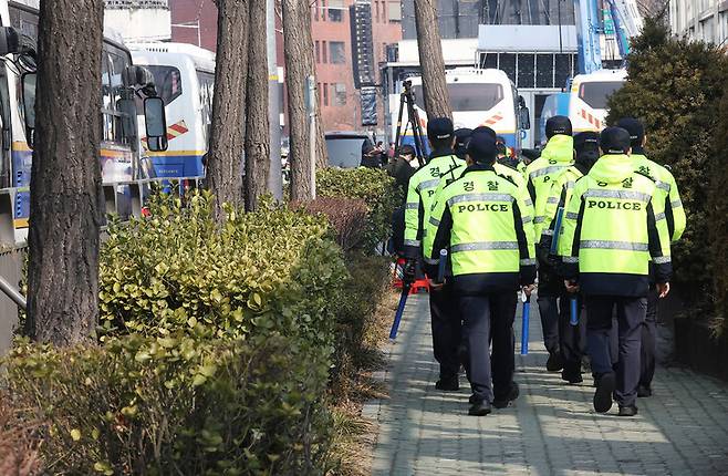9일 서울 용산구 한남동 대통령 관저 앞에서 경찰들이 이동하고 있다. 연합뉴스