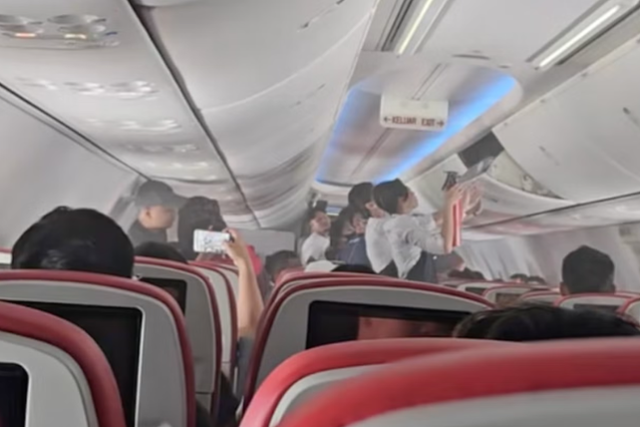 지난달 24일 말레이시아 조호르바루에서 출발해 태국 방콕으로 향하던 말레이시아 바틱에어 기내에서 보조배터리로 인한 화재가 발생하자 승무원들이 화재를 진압하고 있다. 틱톡 캡처