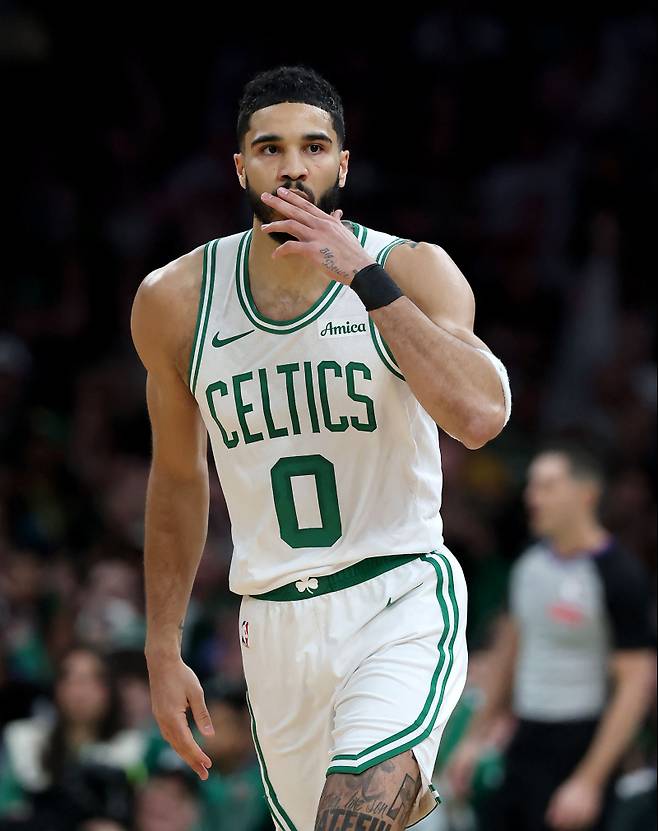 보스턴 테이텀이 9일 TD가든에서 열린 2024~25 NBA 정규리그 LA와의 홈 경기 중 3점슛을 터뜨린 뒤 세리머니를 펼치고 있다. AFP=연합뉴스